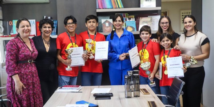 Reconoce SEE a estudiantes campeones en mundial de cálculo mental