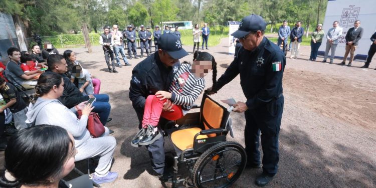 Dona SSP sillas de ruedas a niñas y niños del Programa de Equinoterapia