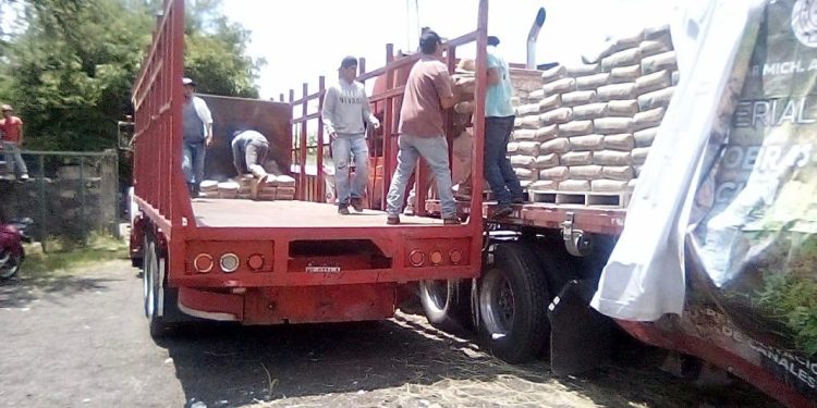 Sader entrega cemento a productores cañeros para obras para sus cultivos