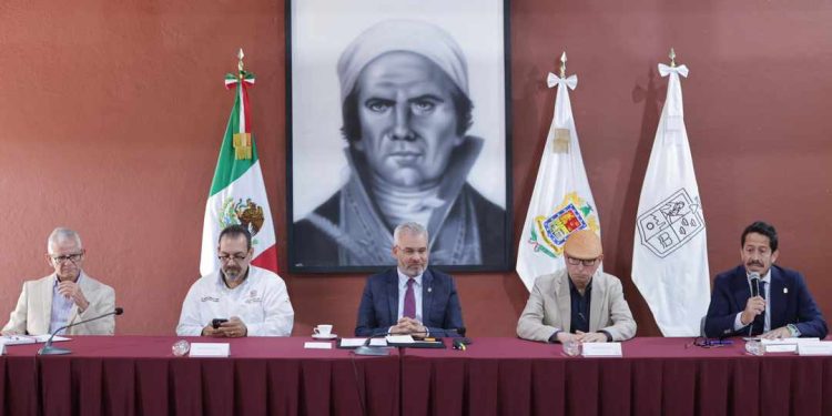 Bedolla presenta a APEAM certificación voluntaria para evitar deforestación por cultivo de aguacate