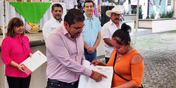 Gobierno del municipio de Juárez atestigua entrega de documentos agrarios