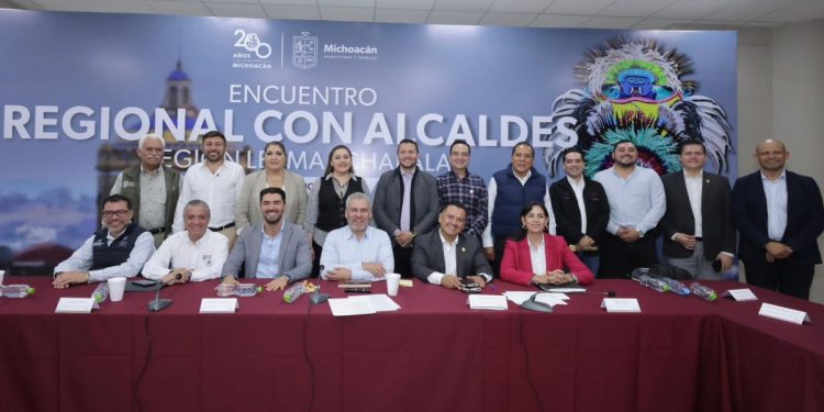 Bedolla pide a alcaldes cerrar filas para rehabilitación de carreteras federales