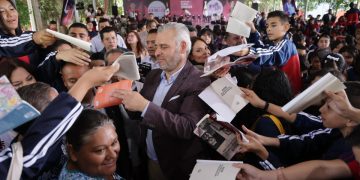 Arranca Bedolla entrega de tenis a estudiantes de secundaria
