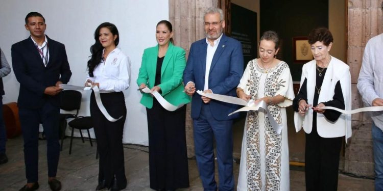 Inaugura Bedolla exposición 50 Años del Escudo y Lema Oficial de Michoacán