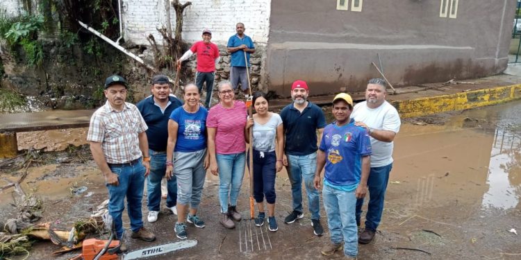 Brigada de Servicios Municipales trabajan para limpiar daños por huracán