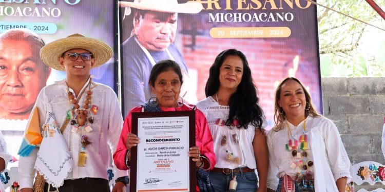 Gobierno estatal homenajea a 63 artesanos por 25 años de trayectoria
