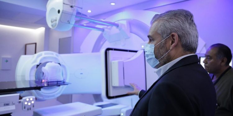 Bedolla moderniza servicios de salud en Michoacán con equipo para tratar el cáncer
