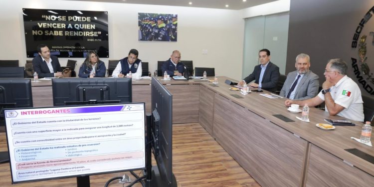 Continúa Bedolla gestiones para la atracción de vuelos al puerto de LC