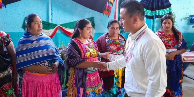 Inaugura Torres Piña primera Feria del Rebozo de Ahuiran