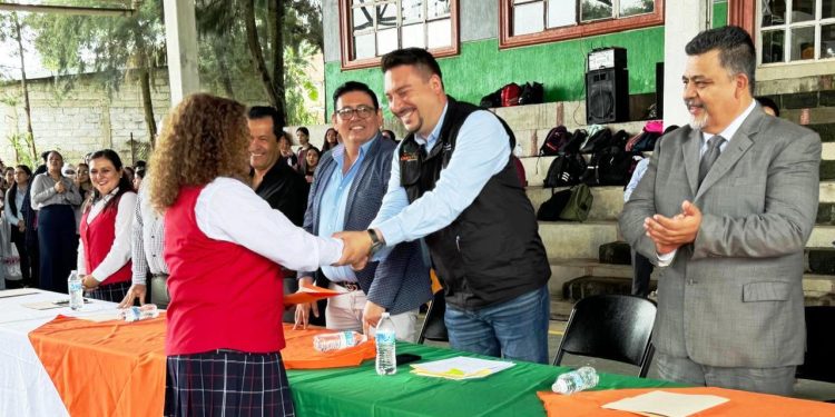 SEE entrega tenis para más de 6 mil 300 alumnos de la región La Piedad