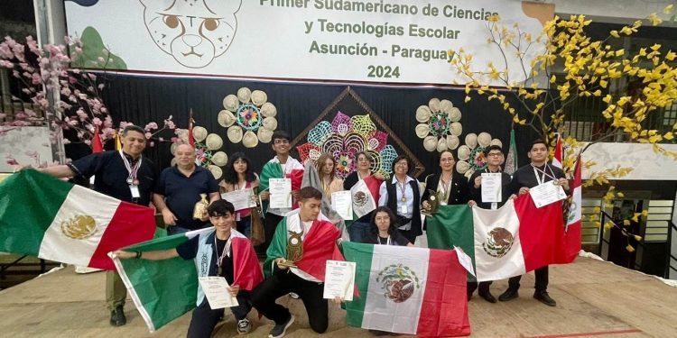 Estudiantes del Cecytem se coronan en Feria de Ciencias en Paraguay