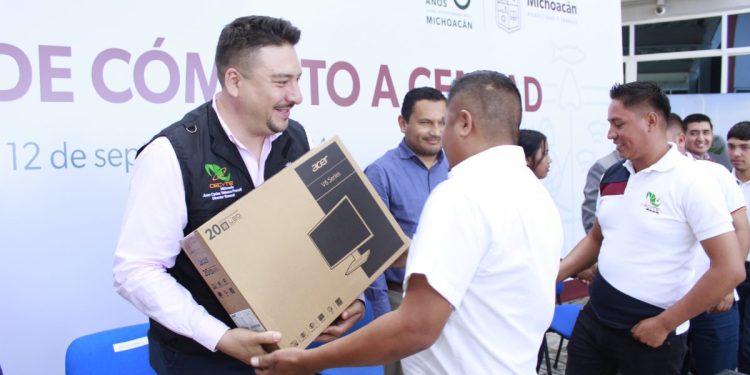 Entrega Cecytem equipo de cómputo a Centros de Educación a Distancia