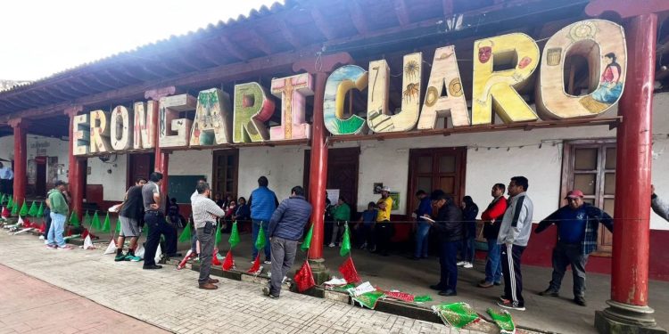 La CNTE cumple con movilización y toma oficinas de rentas y alcaldías en algunos municipios