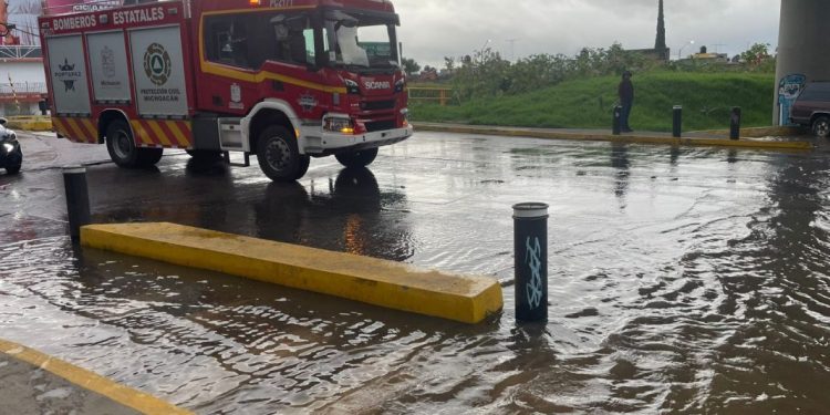 Atiende PC estatal colonias afectadas por inundaciones en Morelia
