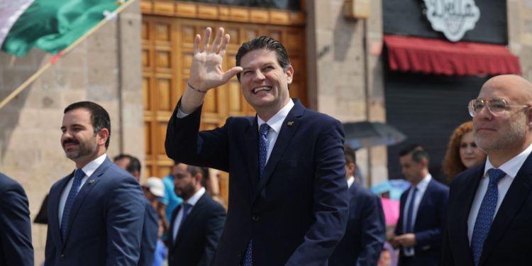 Encabeza Alfonso Martínez colorido desfile cívico militar