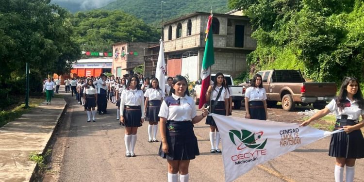 Con fervor patrio, estudiantes del Cecytem desfilaron por el 214 Aniversario de la Independencia de México