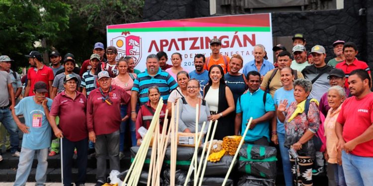 Personal de aseo público recibe  herramientas de trabajo