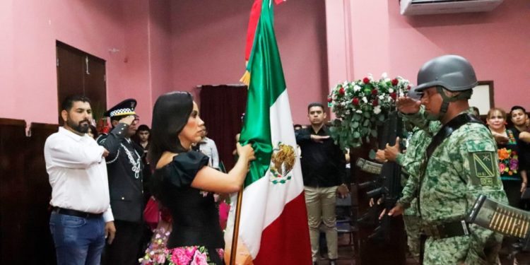 Frente a miles de personas, Fanny Arreola da el grito de independencia como la primera mujer presidenta de Apatzingán