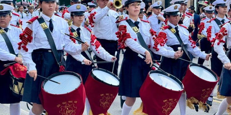 Desfilaron cerca de 4 mil estudiantes y docentes de secundaria, prepa y universidad: SEE