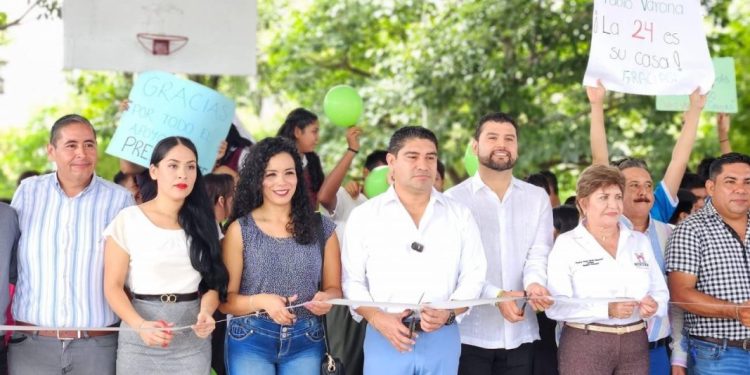 Octavio Ocampo acompañó al presidente municipal de Huetamo, Pablo Varona Estrada a la entrega de la obra que beneficia a más de 100 integrantes de la comuidad escolar