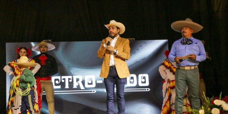 Recibe Humberto Jiménez Solís, Fuego Patrio conmemorativo al 214 aniversario de la Independencia de México