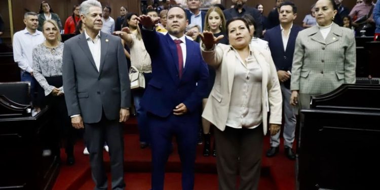 75 Legislatura toma protesta al Cabildo de Irimbo