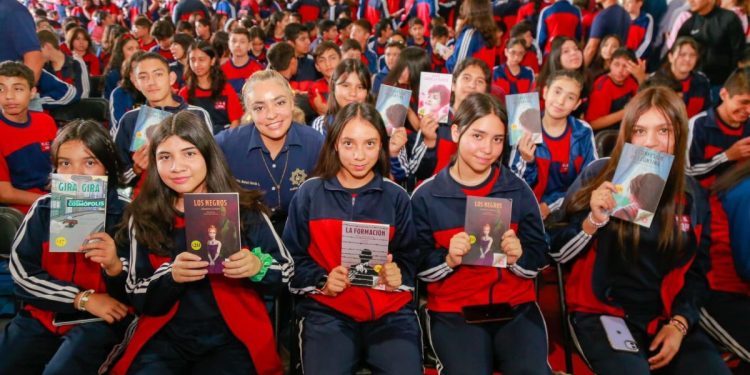 Bedolla fomenta la lectura con 400 mil libros en escuelas de Michoacán