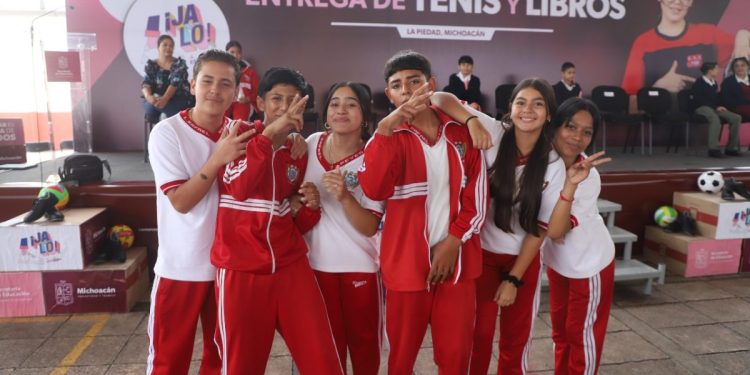 SEE entrega tenis para más de 6 mil 300 alumnos de la región La Piedad