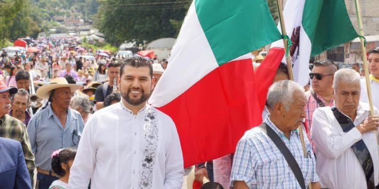Encabeza Octavio Ocampo desfile con motivo de la Independencia de México en San Felipe de los Alzati