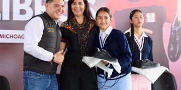 Cerca de 26 mil estudiantes de región Uruapan reciben sus tenis: SEE