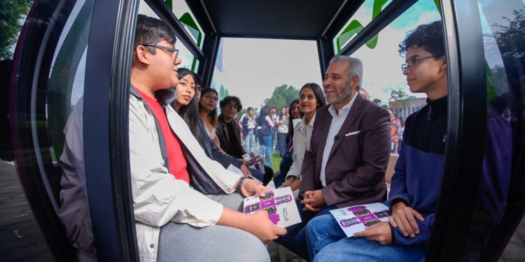 Bedolla muestra a estudiantes de la UMSNH cabina del teleférico de Morelia