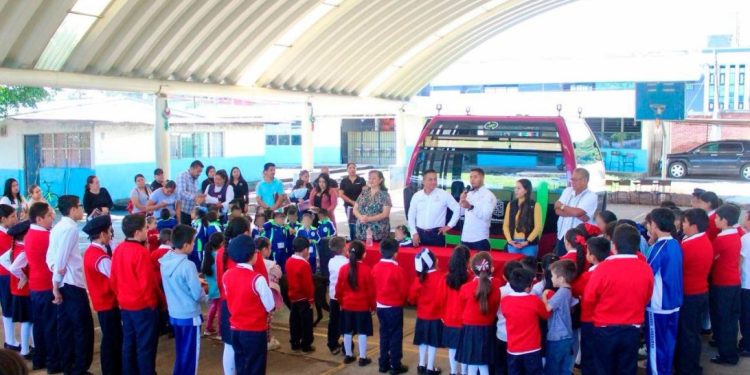 Niñas y niños de Uruapan conocen en escuelas cómo será la cabina del teleférico
