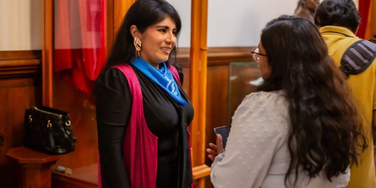 Participa Vanhe Caratachea en Conversatorio «Latidos del Presente»