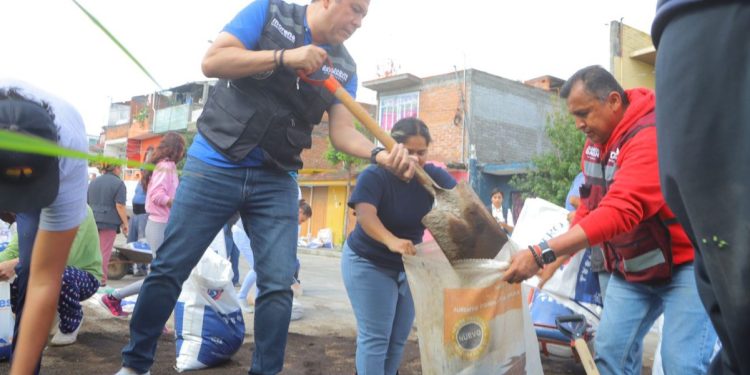Barragán continúa apoyando a familias afectadas por el desfogue de la presa de Cointzio