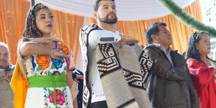 Octavio Ocampo acompaña a Nancy Yuliana Torres a la presentación como Alcaldesa ante el pueblo de Charapan