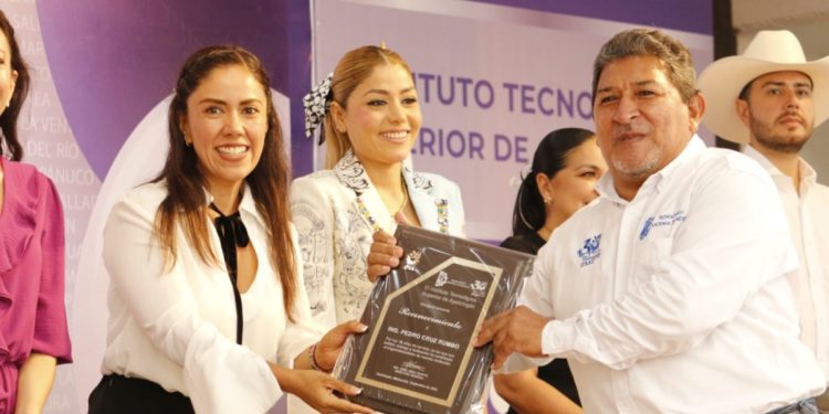 «La educación es fundamental para el desarrollo de Apatzingán»; Fanny Arreola Pichardo