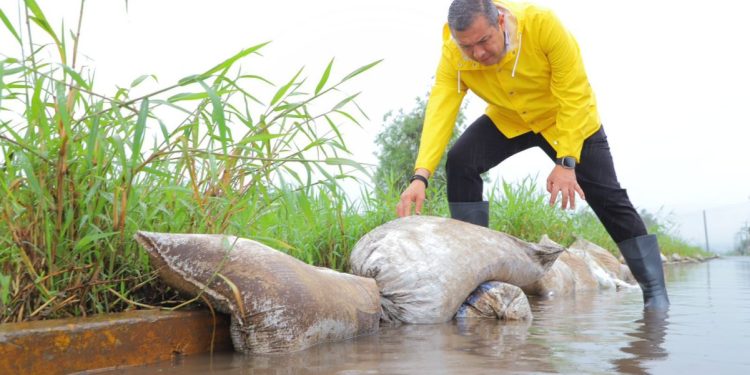Barragán apoya con acciones de prevención en colonias del poniente ante el desfogue de la presa de Cointzio