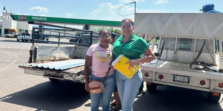 Gestión Social firme y permanente con Julisa Farías y entrega paquetes de láminas en varios municipios