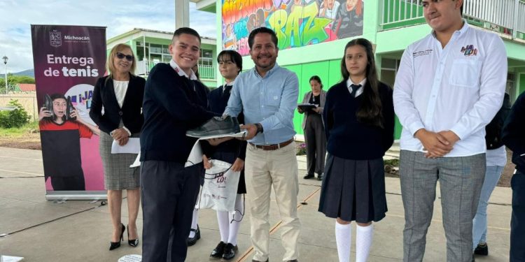 Tenis de Jalo a Estudiar, apoyo a la economía familiar: jóvenes beneficiados