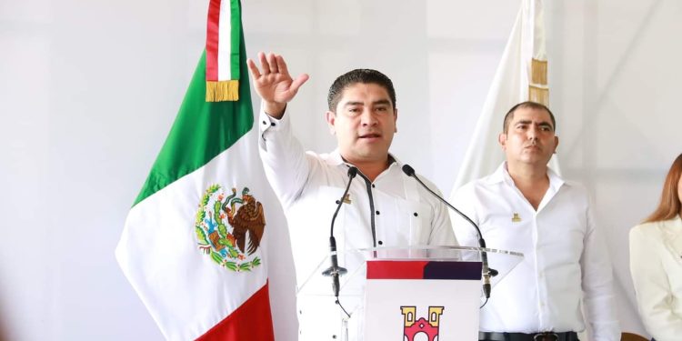 Asegura Pablo Varona más y mejores servicios que propicien ahorro y energía en Huetamo