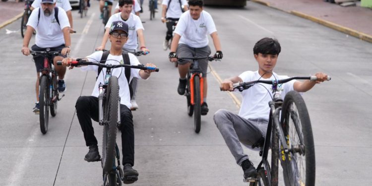 Jóvenes de Uruapan realizan rodada en apoyo al Teleférico