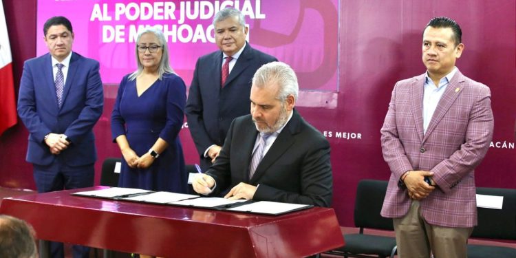 Jueces y magistrados por voto popular; Bedolla firma iniciativa de reforma al Poder Judicial