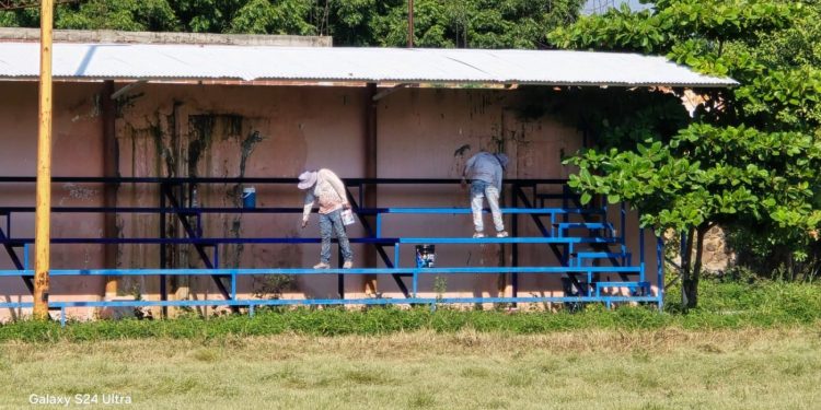 Dan mantenimiento a multideportivo de La Florida