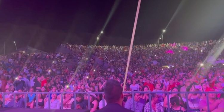 Lleno total con Los Huracanes del Norte en el recinto ferial de Apatzingán