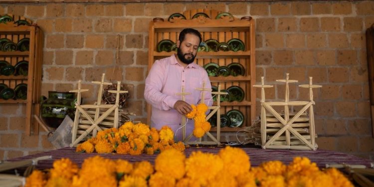 Aprende a crear arcos para altares de muerto con flor de cempasúchil