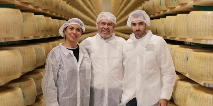 Bedolla, productores de queso Cotija y Parmigiano Reggiano forjan alianza en Italia