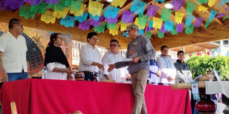 Premian las 23 mejores piezas de textil y madera en Cherán