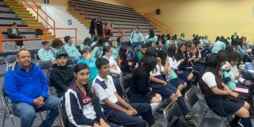 Estudiantes y docente del Cecytem refuerzan conocimientos en gestión empresarial