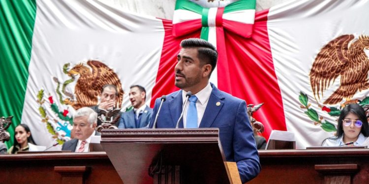 Propone Poncho Chávez apoyo económico para mujeres embarazadas