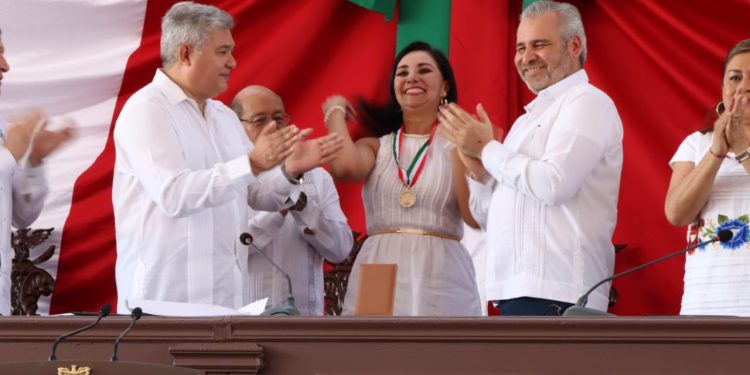 Entrega 76 Legislatura la presea “Constitución de 1814” a Alma Rosa Bahena